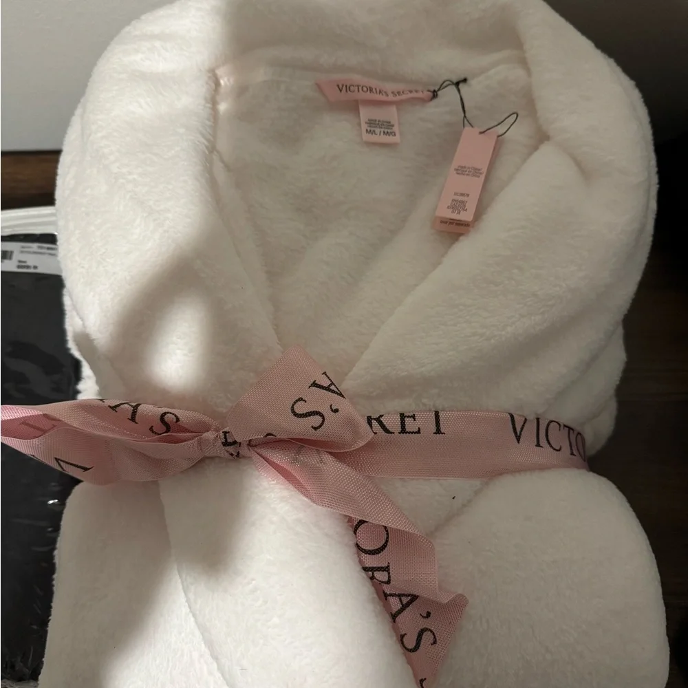Victoria's Secret Cream Plush Robe - Picture 2 of 6